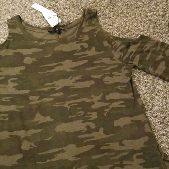Sanctuary Cold Shoulder Camo Tee - Picture 3 of 4